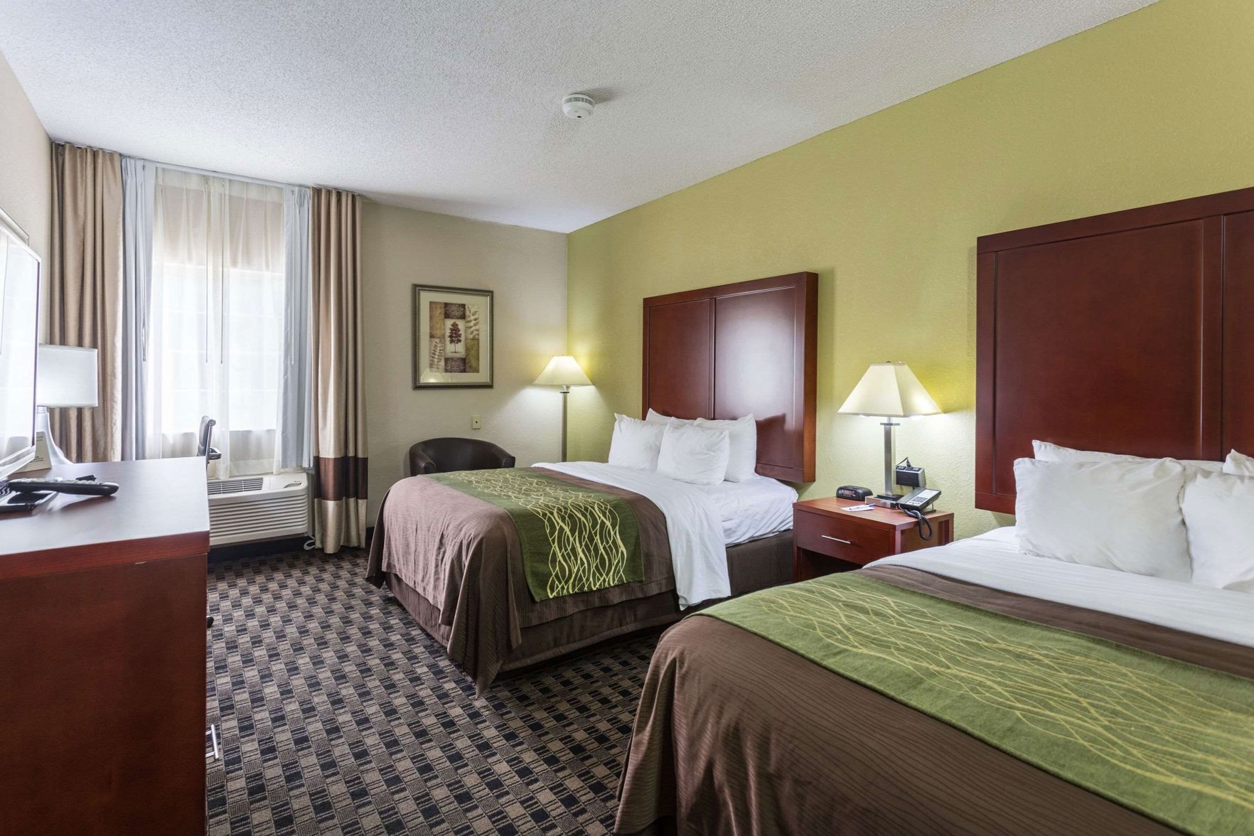 Premium bedding, in-room safe, iron/ironing board, free WiFi
