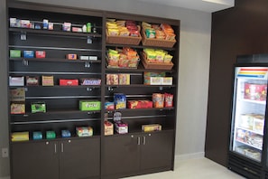 Un distributeur automatique de collations et de boissons proposant une variété de produits.
