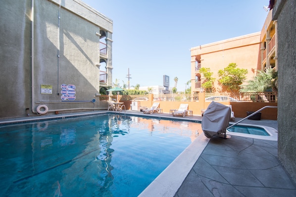 Una piscina al aire libre