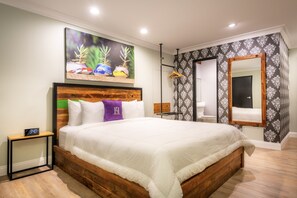 Habitación Deluxe, 1 cama de matrimonio grande | Caja fuerte, escritorio, tabla de planchar con plancha y cunas gratuitas