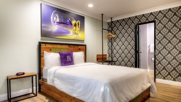 Brankas, meja kerja, setrika/meja setrika, dan tempat tidur bayi gratis