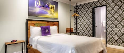 Värdeförvaringsskåp på rummet, skrivbord och strykjärn/strykbräda