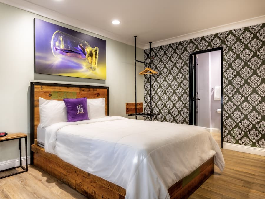 Coffres-forts dans les chambres, bureau, fer et planche à repasser