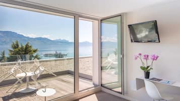 Habitación superior con 2 camas individuales, vistas al lago | Terraza o patio