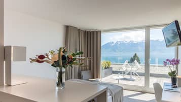 Habitación superior con 2 camas individuales, vistas al lago | 1 dormitorio, minibar, caja fuerte y escritorio