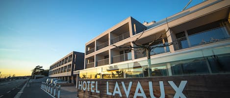 Un moderno edificio de hotel con un cartel que dice "HOTEL LAVAUX".