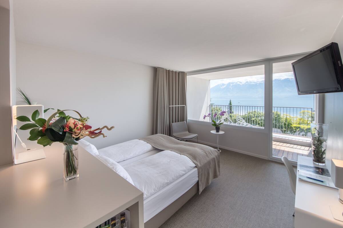 Een minibar, een kluis op de kamer, een bureau, gratis wifi