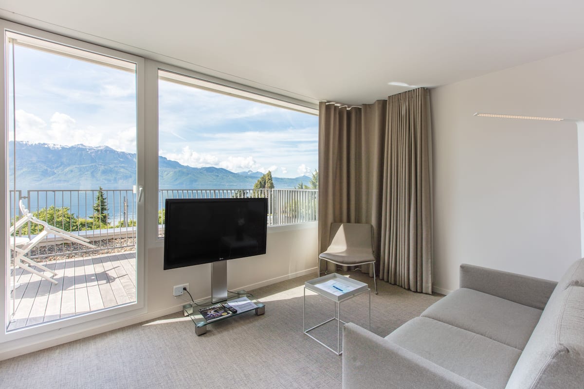 Suite, terras, uitzicht op meer | Een minibar, een kluis op de kamer, een bureau, gratis wifi