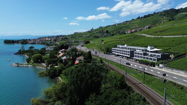 Un hotel moderno con restaurante y vistas al lago.