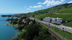 Un hotel moderno con restaurante y vistas al lago.