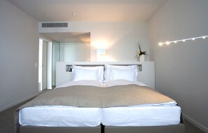 Minibar, két bảo mật tại phòng, bàn 