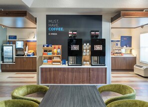 Un espace dédié au café, équipé de machines à expresso, d’un distributeur de yaourts et d’un présentoir à fruits.