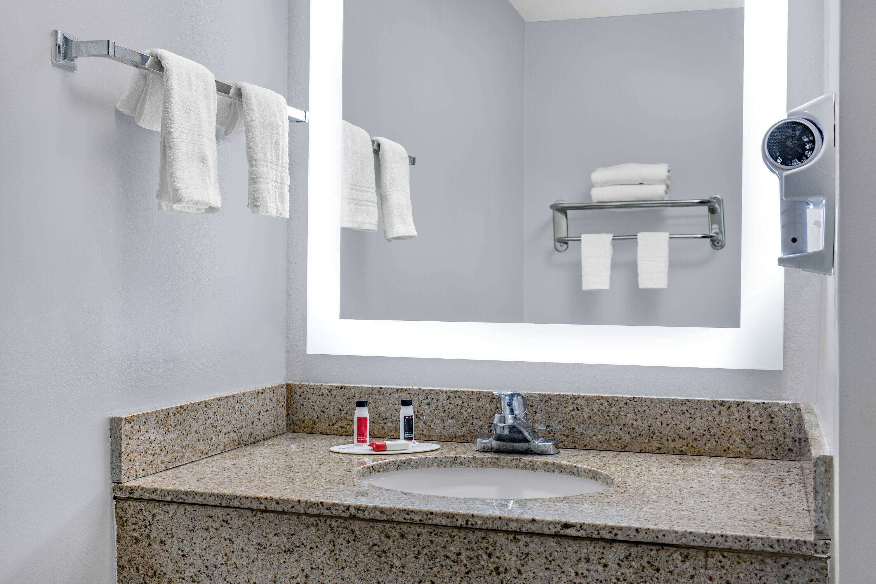 Foto - Days Inn & Suites by Wyndham Savannah Midtown