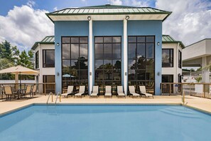 Una piscina al aire libre de temporada