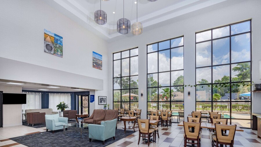 Days Inn & Suites by Wyndham Savannah Midtown