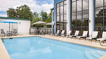 En säsongsöppen utomhuspool