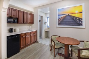Studio Suite, 1 King Bed, Non Smoking | Private kitchen | Fridge, microwave, coffee/tea maker - Days Inn & Suites by Wyndham Savannah Midtown (Savannah)