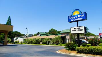 Une enseigne Days Inn & Suites, avec une autre enseigne en dessous indiquant : « Bienvenue, détendez-vous et profitez-en ».