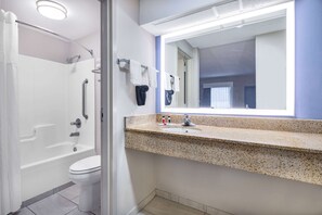 Habitación estándar, 1 cama de matrimonio grande, no fumadores | Baño | Ducha y toallas