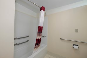 Bathroom - Red Roof Inn & Suites Newnan (Newnan)