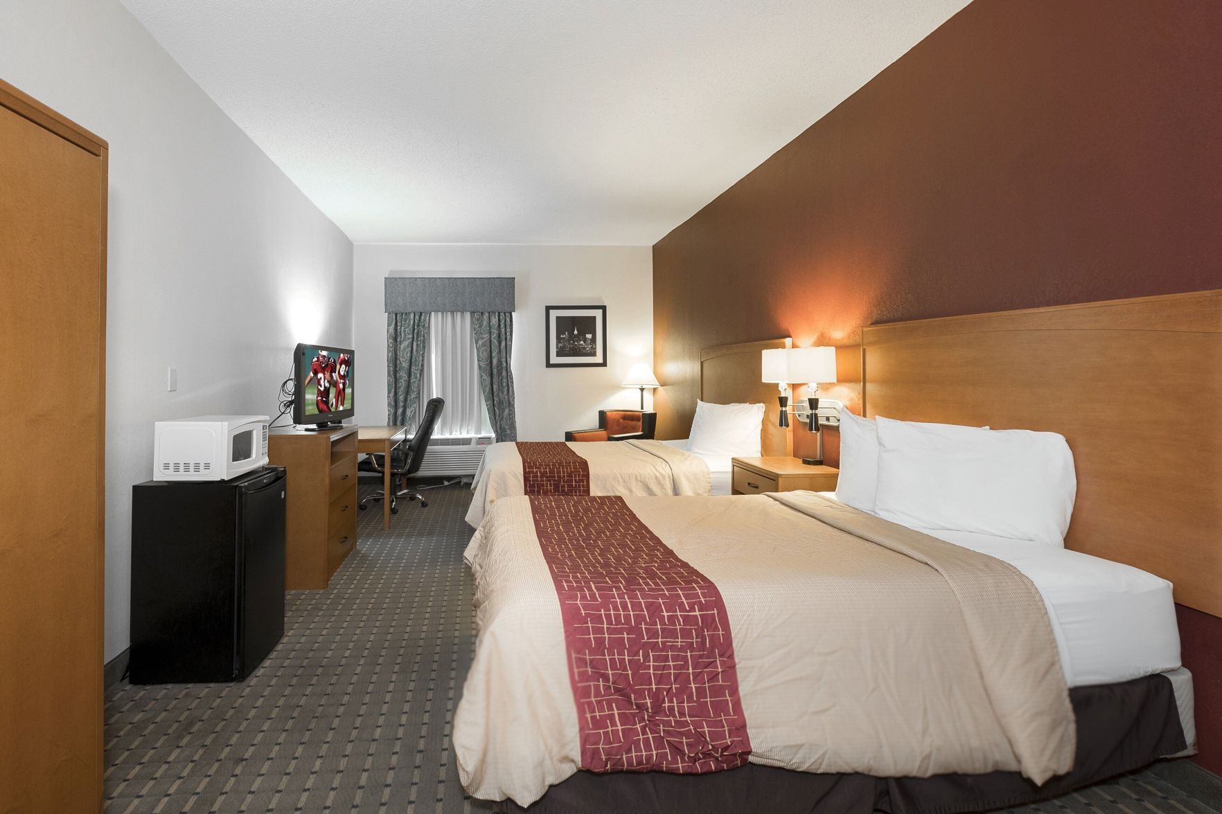 Bureau, fer et planche à repasser, accès au Wi-Fi (inclus)