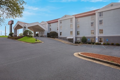 Red Roof Inn & Suites Newnan