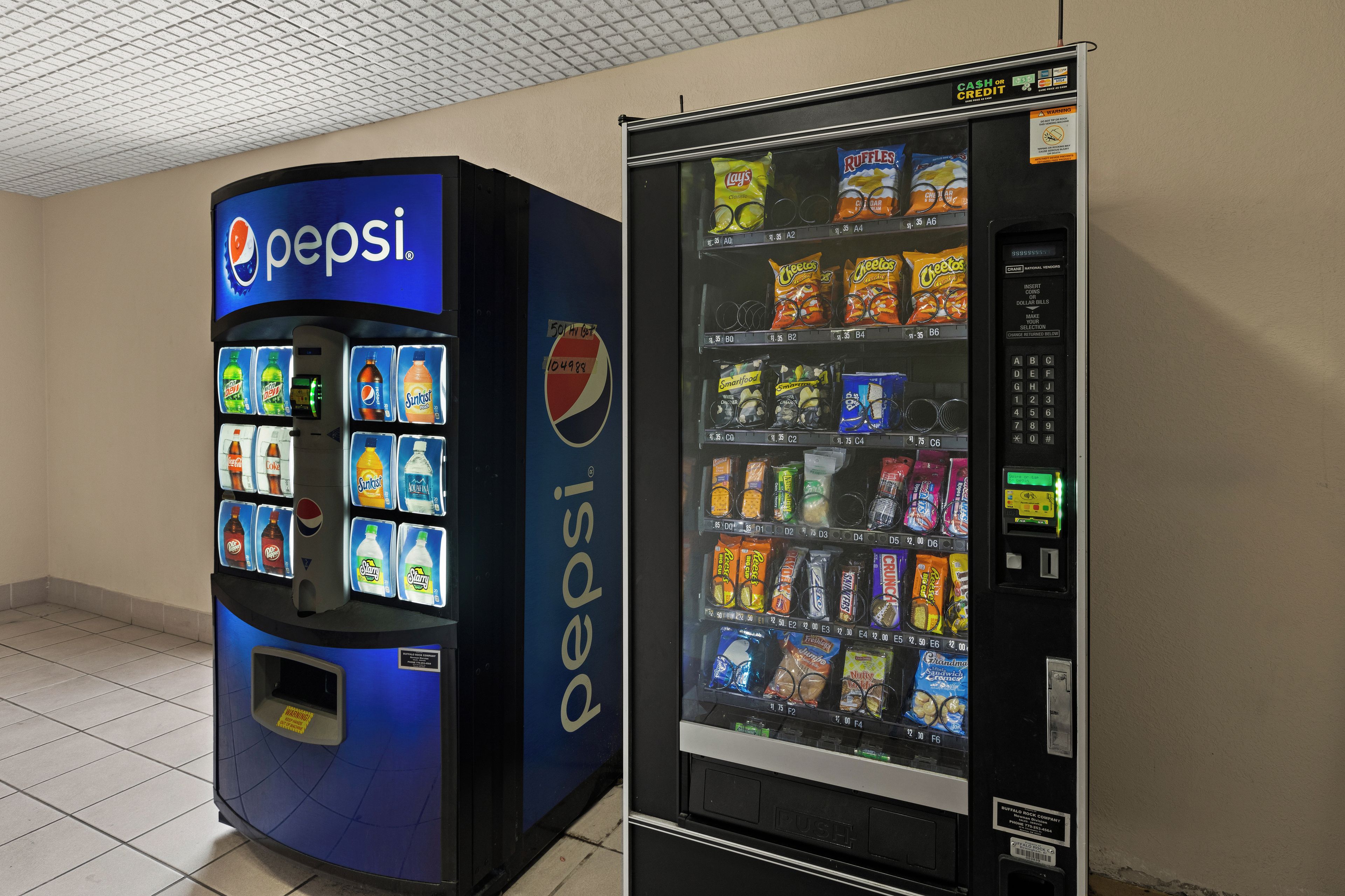 Distributore automatico con il logo Pepsi e una varietà di snack.