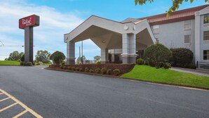 Exterior - Red Roof Inn & Suites Newnan (Newnan)