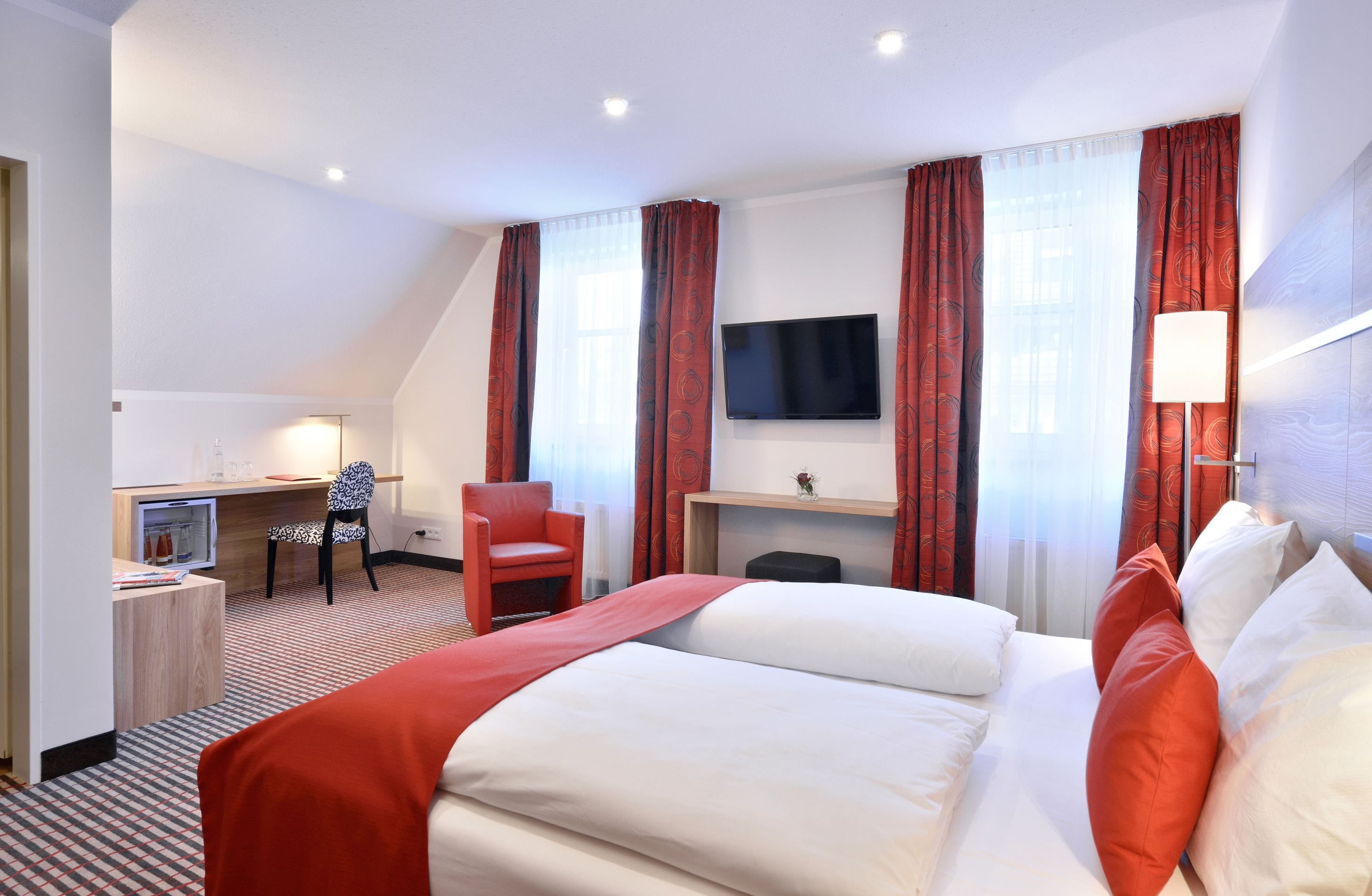 family room | 1 bedroom, hypo-allergenic bedding, individually decorated, desk