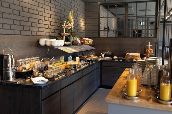Daily buffet breakfast (EUR 16.9 per person)