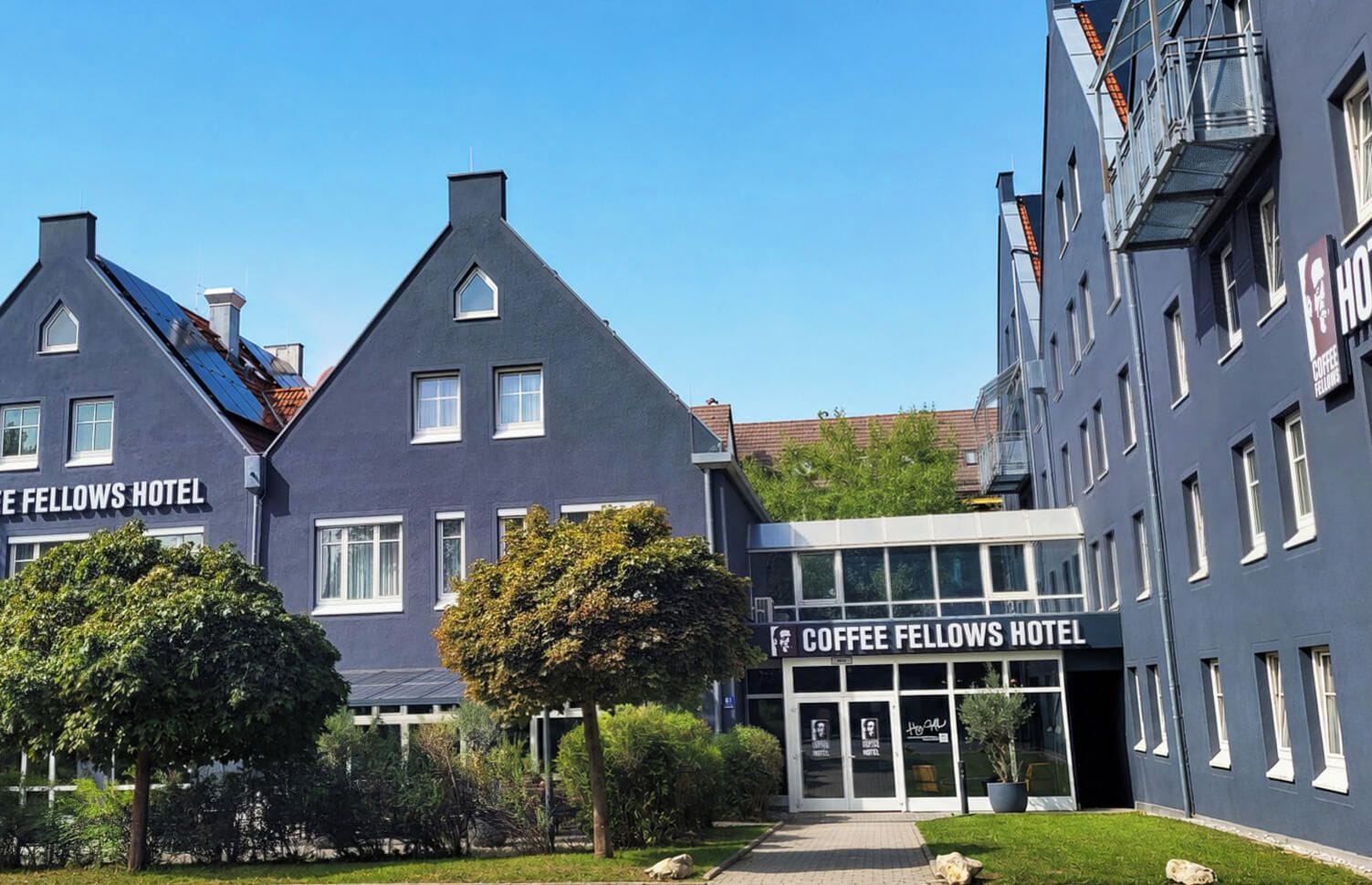 Un edificio con el letrero 'Coffee Fellows Hotel', que indica un establecimiento hotelero.