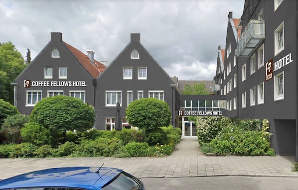 Front of property - Coffee Fellows Hotel Puchheim (Puchheim)