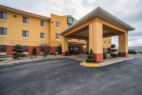 Exterior. Quality Inn Litchfield Route 66