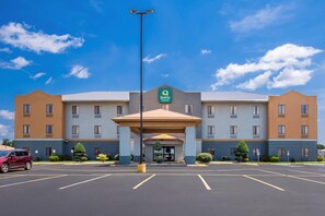 A hotel with a central entrance, multiple floors, and a parking lot. - Quality Inn Litchfield Route 66 (Litchfield)
