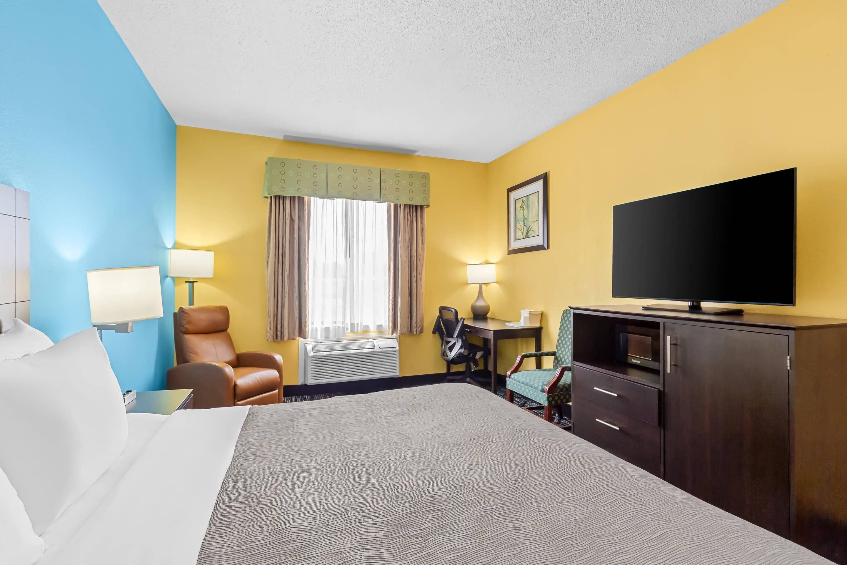 Standard Room, 1 King Bed, Non Smoking | Desk, laptop workspace, blackout curtains, iron/ironing board