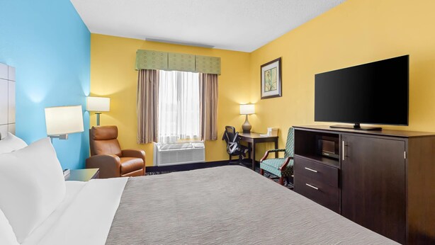 Standard Room, 1 King Bed, Non Smoking | Desk, laptop workspace, blackout drapes, iron/ironing board - Quality Inn Litchfield Route 66 (Litchfield)