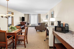 套房, 1 张特大床 (with Separate Living Room) | 起居区 | 电视