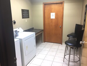 Laundry room - Spark by Hilton Grain Valley Kansas City (Grain Valley)