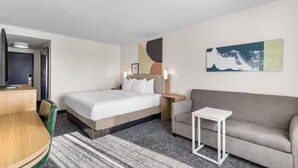 Chambre, 1 très grand lit et 1 canapé-lit | Bureau, rideaux occultants, fer et planche à repasser