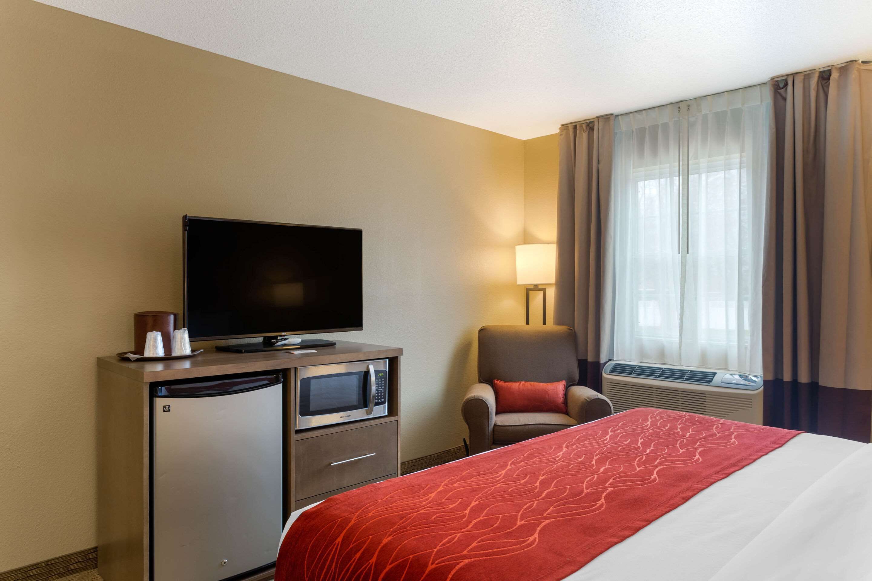 room, 1 king bed, accessible, non smoking | premium bedding, pillow-top beds, in-room safe, individually furnished