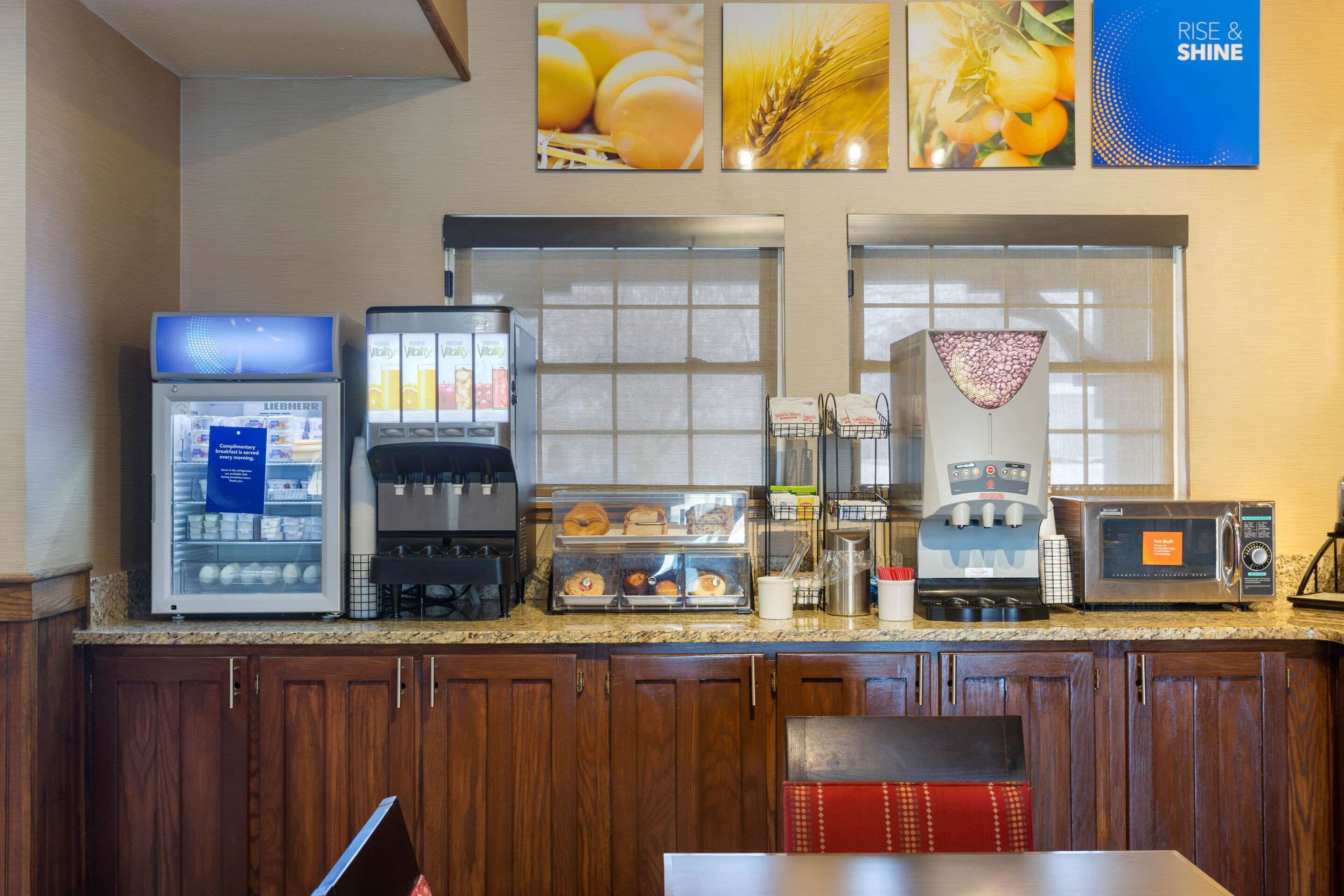 free buffet breakfast