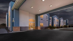 A modern hotel with a spacious entrance, multiple entry points, and a well-lit facade. - Comfort Inn Elko (Elko)