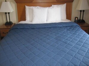 Caja de seguridad en la habitación y tabla de planchar con plancha