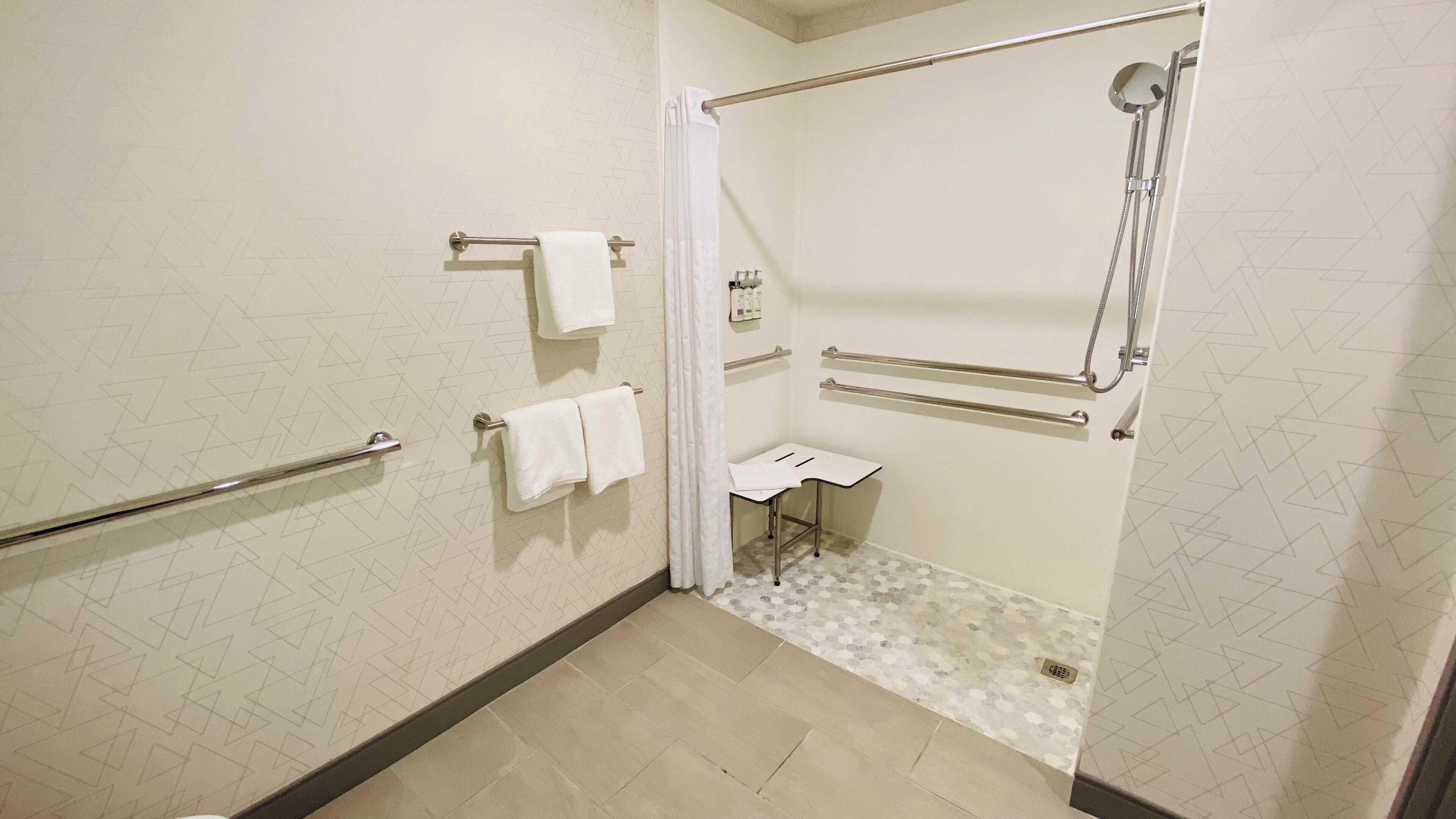 Ensemble baignoire-douche, séchoir à cheveux, serviettes fournies