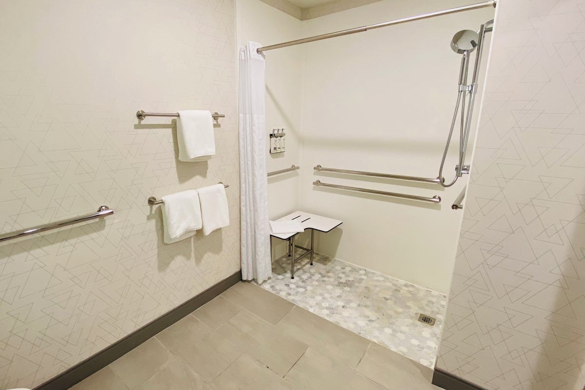 Chuveiro/banheira combinados, secador de cabelo, toalhas de banho