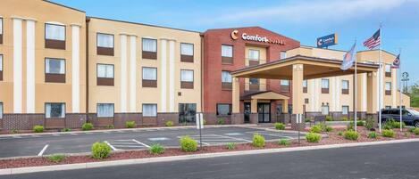 Un hôtel Comfort Suites doté d’un parking et d’une entrée abritée.
