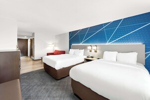 Suíte, várias camas, para não fumantes | Escrivaninha, espaço de trabalho para notebook, cortinas blackout