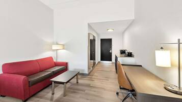 Escritorio, espacio para trabajar con laptop y cortinas blackout