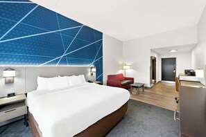 Suite, 1 kingsize-seng med sovesofa, tilgjengelighetstilpasset, ikke-røyk | Skrivebord, skrivebord for bærbar PC og blendingsgardiner