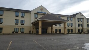 A Comfort Inn hotel with a covered entrance and a parking lot. - Cambridge Inn by Capital O near I-70 / I-77 (Cambridge)